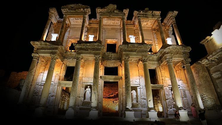 Efes Antik Kentinde gece müzeciliği... Ziyaret saat 00.00a kadar uzatıldı