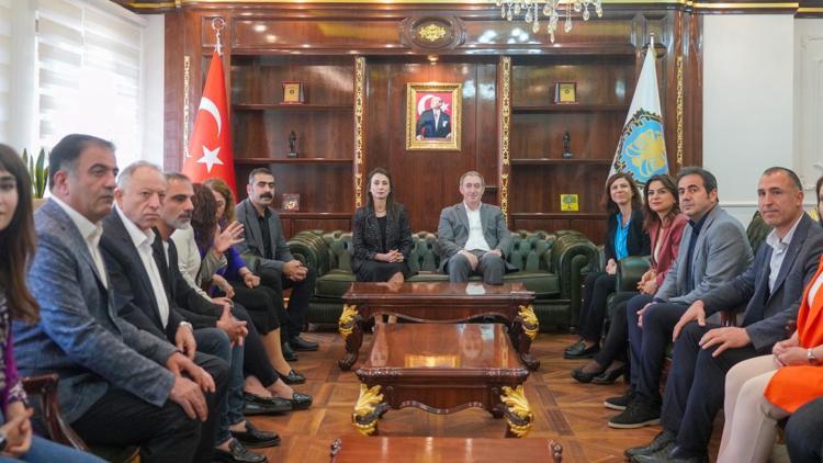 DEM Parti eş genel başkanlarından Diyarbakır Büyükşehir Belediyesi’ne ziyaret
