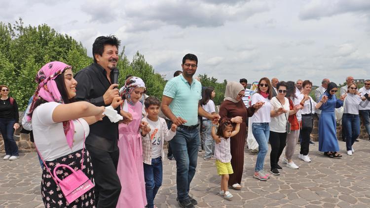 Diyarbakırlı sanatçı yeni şarkısının lansmanını halay çekerek yaptı