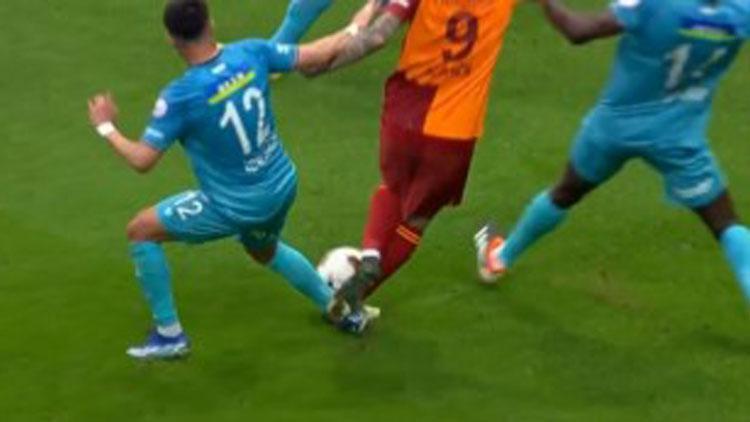 Galatasaray - Sivasspor maçında tartışmalı pozisyon Icardi yerde kaldı ve penaltı bekledi, Arda Kardeşler devam ettirdi