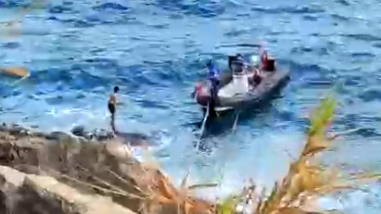Kayalıkta mahsur kalan 2 genci deniz polisi kurtardı