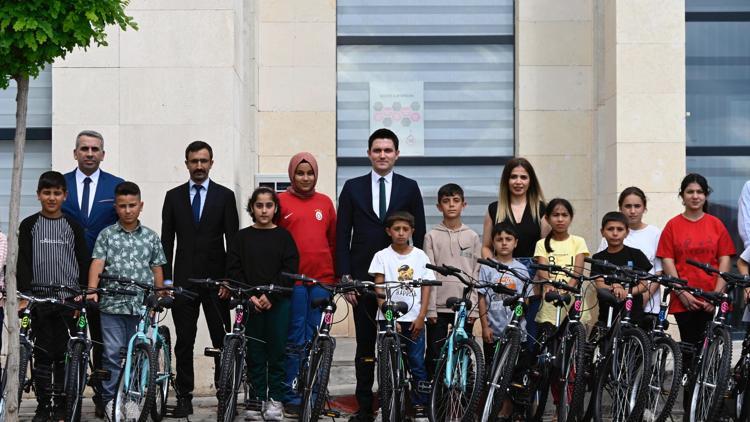 Derikte 73 öğrenciye bisiklet hediye edildi