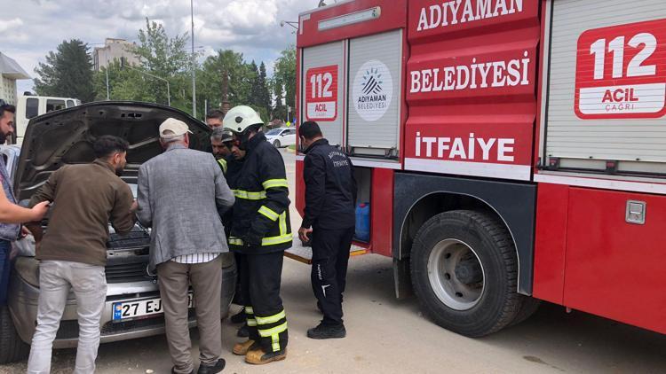 Adıyamanda seyir halindeyken alev alan otomobil yandı