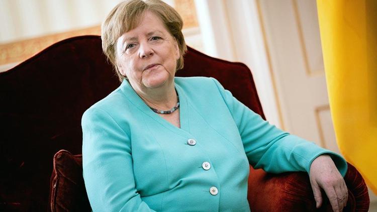 Gözler de gönüller de Merkeli aradı