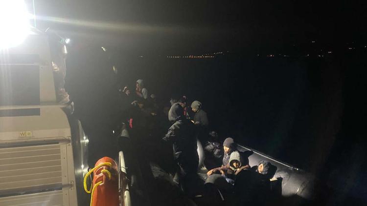 Çanakkalede lastik bottaki 11’i çocuk 32 kaçak göçmen kurtarıldı