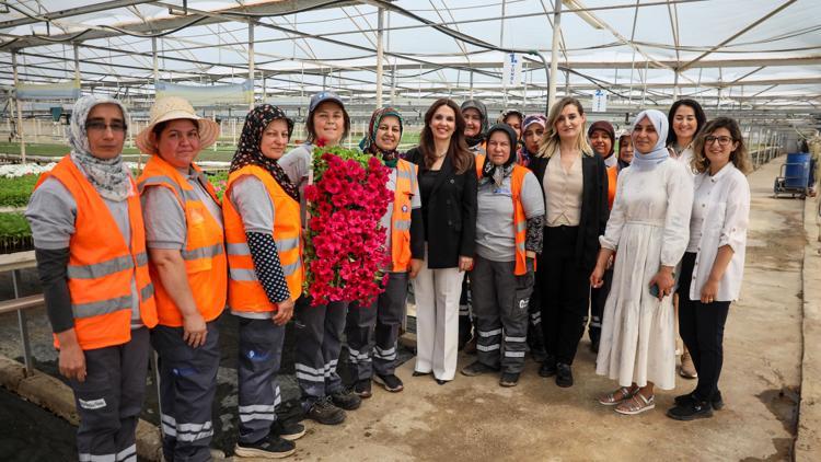 Kadınlar Antalya’yı rengarenk çiçeklerle süslüyor