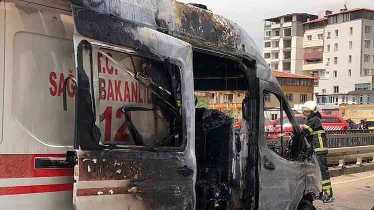 Hasta taşıyan ambulans alev alev yandı