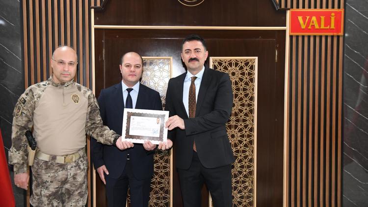 Misafirlikteyken yan dairede intihar etmek isteyen kişiyi kapıyı kırarak kurtaran polis memurlarına takdirname