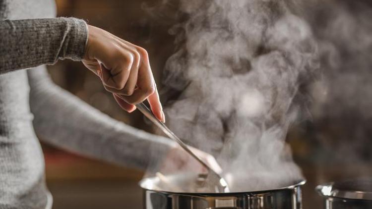 Yemek pişirmek akciğerlerinizde hasara neden olabilir! Mutfakta çevre kirliliğine benzer emisyonlar ortaya çıkıyor…