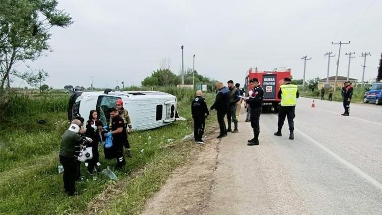 Bursada tali yoldan çıkan TIR’la çarpışan yolcu minibüsündeki 3 kişi yaralandı