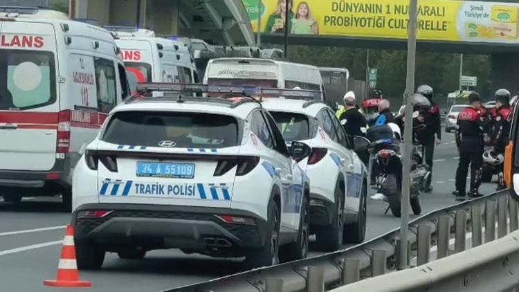 Zeytinburnunda motosikletli polis ekibi taksiye çarptı: 2 polis yaralı