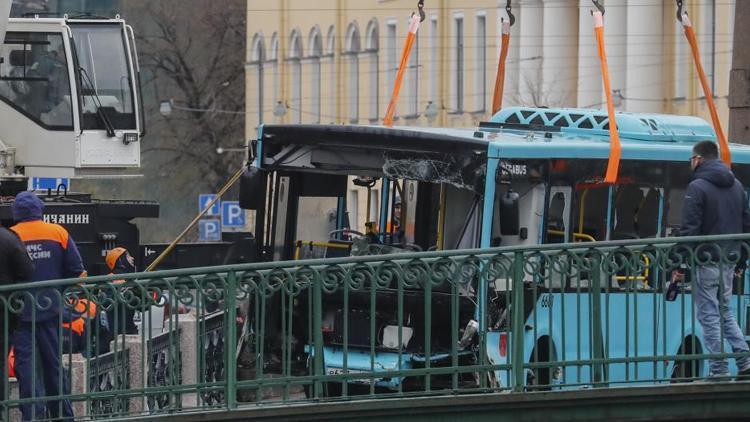 Rusyada korkunç kaza otobüs nehre uçtu, 7 kişi hayatını kaybetti