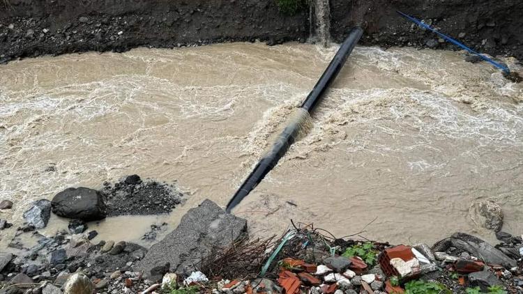 Erozyonun ardından doğalgaz boru hattı açığa çıktı