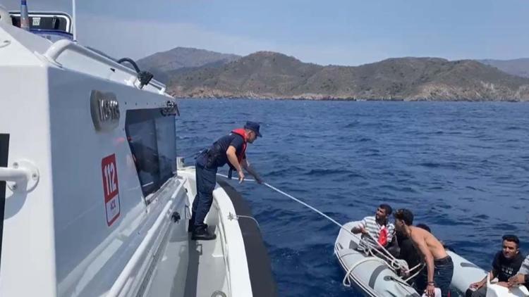 Datçada su alan bottaki 14 kaçak göçmen kurtarıldı