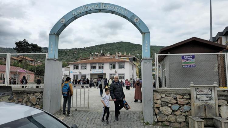 Tokatta okul bahçesinde panik Akli dengesi yerinde olmayan şahıs korkulu anlar yaşattı