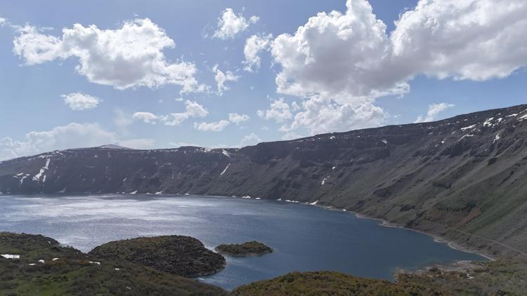 Yol açıldı, Nemrut Gölü ilk ziyaretçilerini ağırlamaya başladı