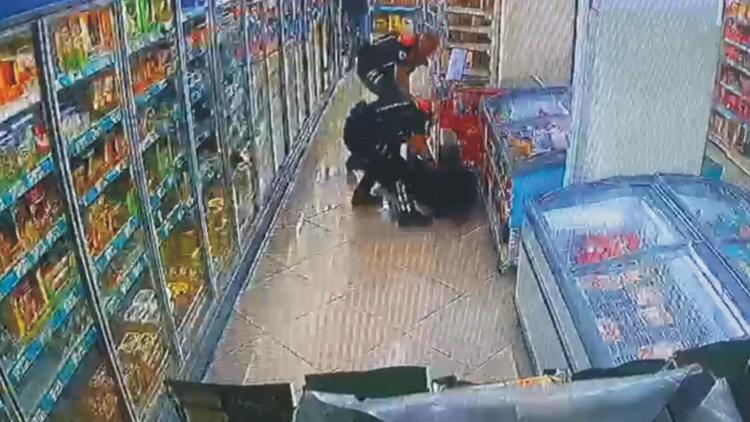 Polisten kaçtı, girdiği markette yakalandı