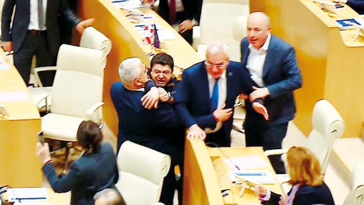 Oylama sırasında meclis karıştı... Gürcistan tartışmalı yasaya onay verdi