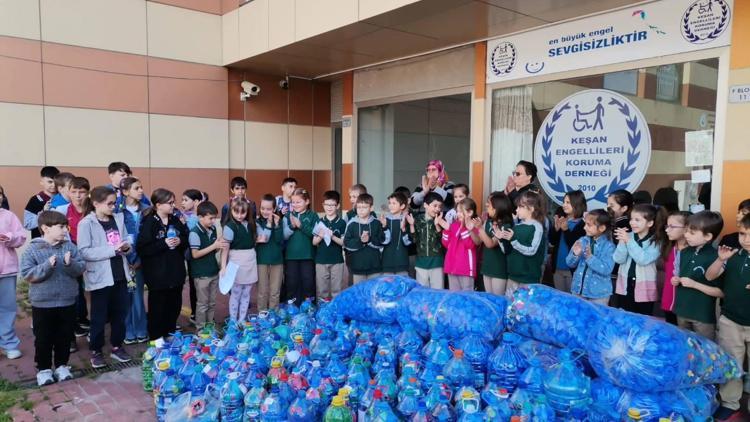 İlkokul öğrencileri topladıkları 220 kilo mavi kapağı yetkililere teslim etti