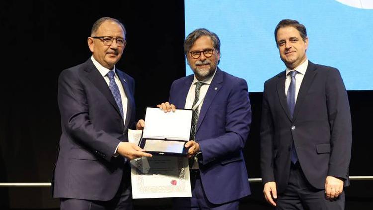 Çevre, Şehircilik ve İklim Değişikliği Bakanı Özhaseki, Sıfır Atık Projesine verilen AKDENİZ-PA Ödülünü aldı