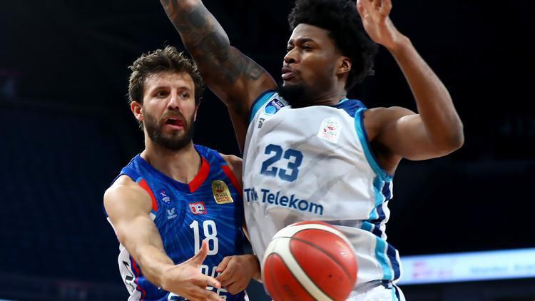 Anadolu Efes seride öne geçti