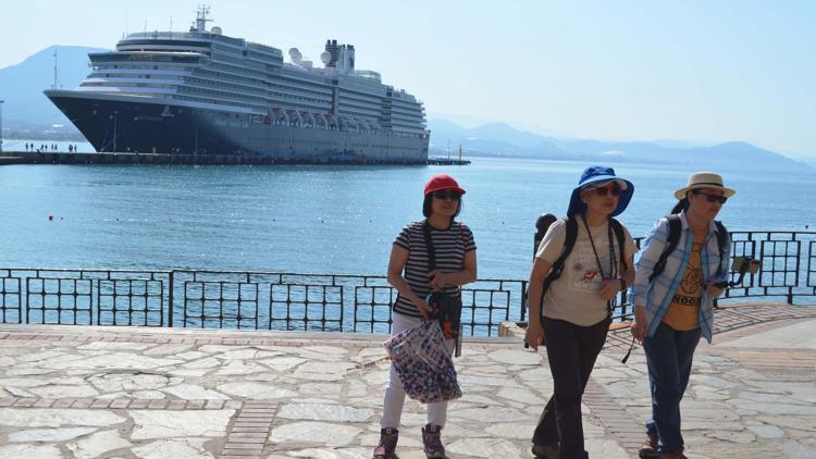 ABDli turistler gemiyle Alanyaya geldi