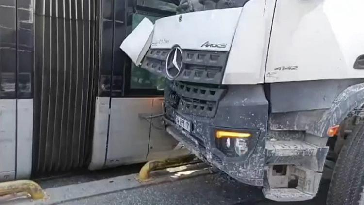 İstanbulda beton mikseriyle tramvay çarpıştı