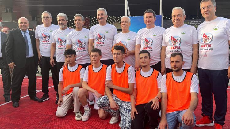 Bursada belediye başkanları, gençlerle basketbol oynadı