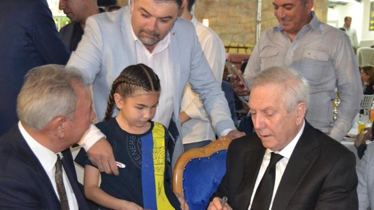 Fenerbahçe Başkan Adayı Aziz Yıldırım, Manisa’da düğüne katıldı