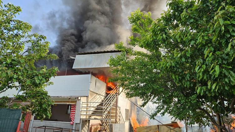 Kumlucada 2 yayla evi yandı