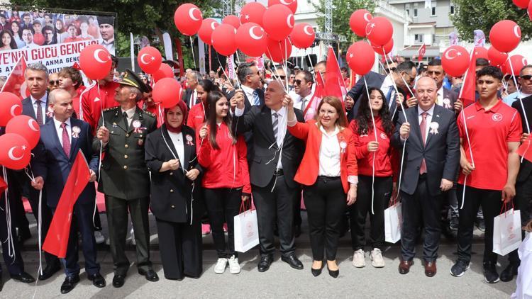 Denizlide 105 balon gökyüzüne bırakıldı