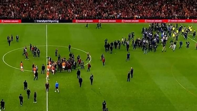Galatasaray - Fenerbahçe derbisinin son düdüğüyle ortalık karıştı