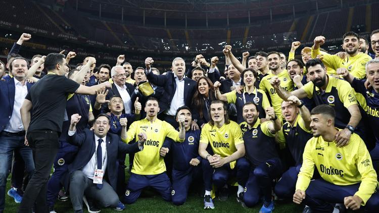 Ali Koç, devre arasında oyunculara seslendi: Haydi beyler Fenerbahçe için kazanın bu maç