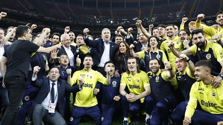 Fenerbahçede Ali Koç, yöneticiler ve futbolcular sahada zafer pozu verdi Souness’ın rövanşını aldılar