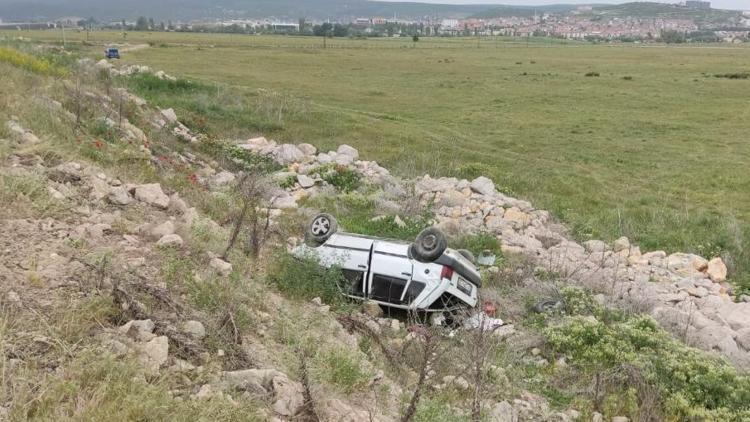 Yoldan çıkan otomobildeki 3 kişi yaralandı