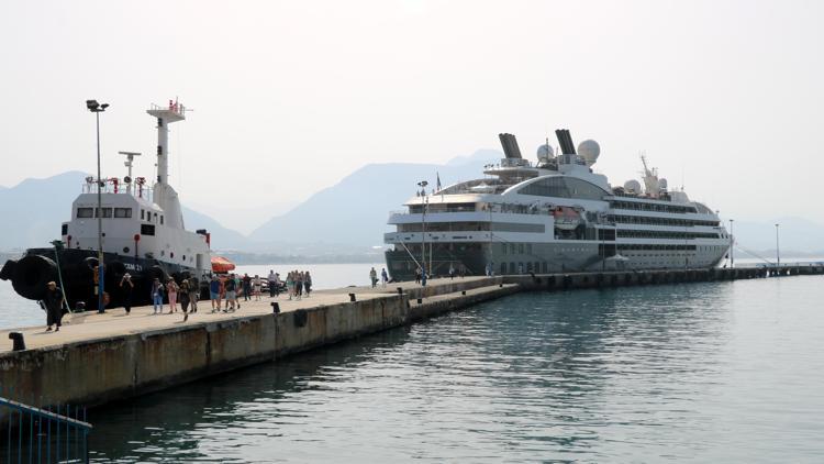 Fransız turistler gemiyle Alanyaya geldi