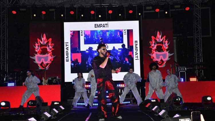 Osmaniye’de 19 Mayıs Gençlik Konseri’nde ünlü şarkıcı Sefo sahne aldı