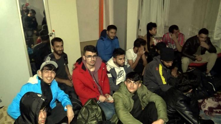 İstanbulda kaçak göçmen operasyonu Kuruyemiş yemeye devam ettiler