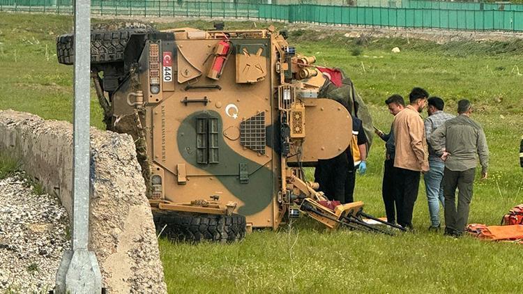 Hakkaride askeri araç şarampole yuvarlandı: 2 yaralı