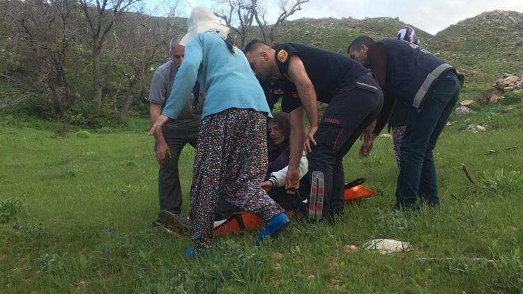 Vanda pancar otu toplarken kayalıklardan düşen kadını itfaiye kurtardı