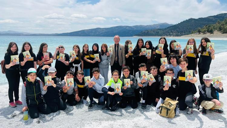Öğrenciler antik kentte ve göl kıyılarında kitap okudu