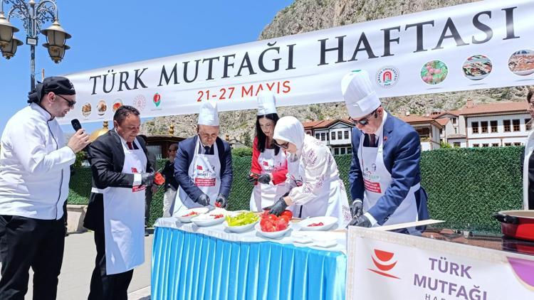 Amasya’da, Türk Mutfağı Haftasında vali ve belediye başkanı önlükleri takıp  “Şehzade Kebabı” yaptı