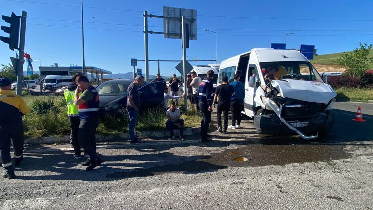 Bingöl’de otomobil ile minibüs çarpıştı: 9 yaralı