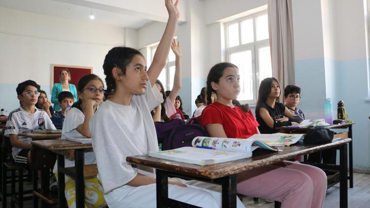 Diyarbakırlı Ela bursluluk sınavında Türkiye birincisi oldu