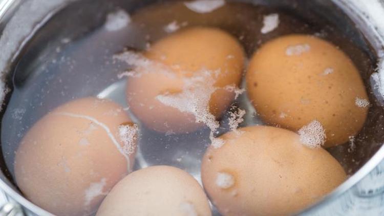 Pürüzsüzce soymak için bir yemek kaşığı yeterli… Haşlanmış yumurtayı saniyeler içinde kabuklarından ayıracak!