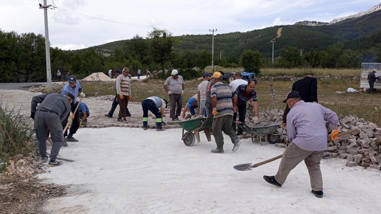 TIR şoförleri imece usulü yolu düzeltti