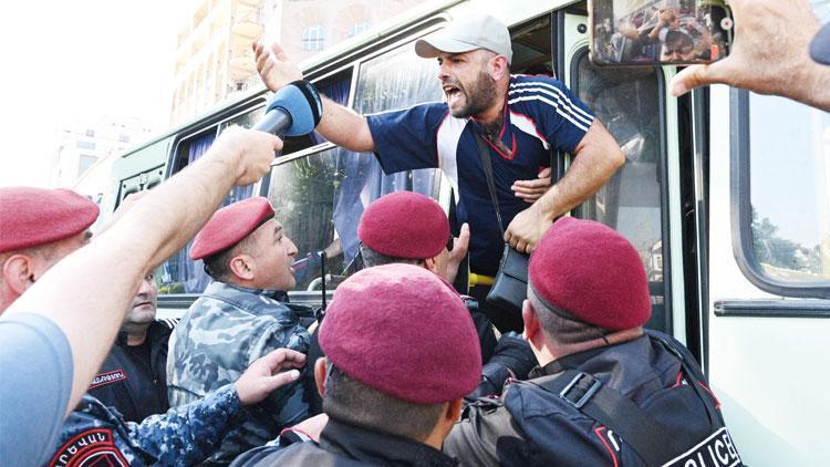 Paşinyan’a karşı papaz ayaklanması 300e yakın gözaltı