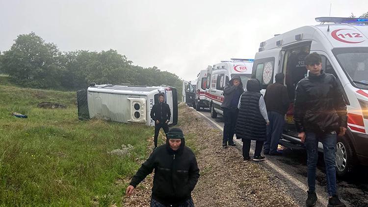 Afyonkarahisarda işçileri taşıyan minibüs devrildi: 14 yaralı