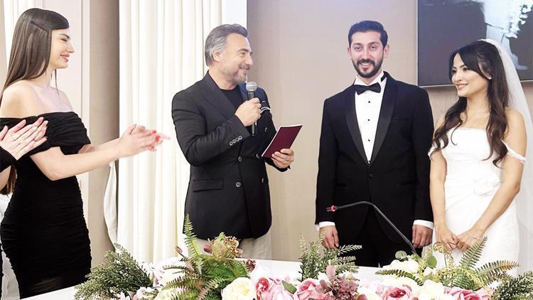 Nikah şahitleri Oktay Kaynarca ve Demet Özdemir