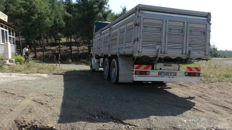 Kiliste feci olay Tamir etmeye çalışıyorlardı... Hareket eden kamyonun altında kalan 2 kişi hayatını kaybetti